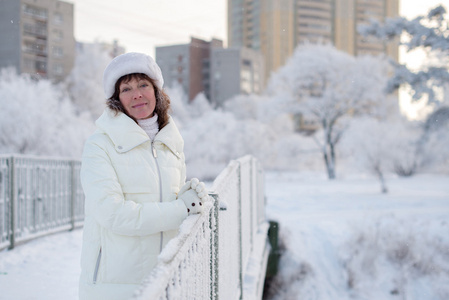 美丽的女人 50 岁走在雪城