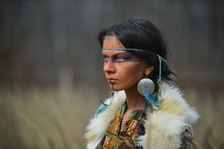 美丽的女孩在美洲印第安人风格图片