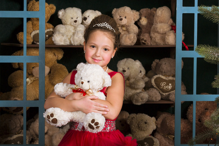 女孩穿着红色的抱着一只泰迪熊
