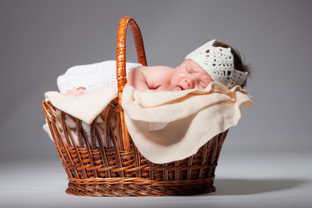 刚出生的婴儿睡在他的胃在篮子里