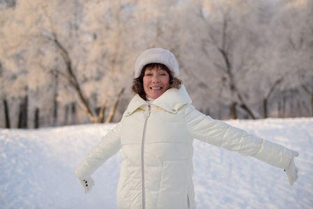 美丽的女人 50 岁走在雪城