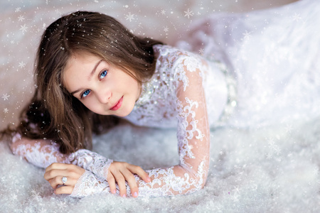 很可爱的年轻女孩，和蓝色的眼睛，躺在地板上 snowfl