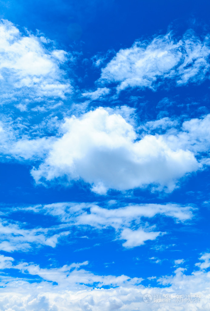 蓝蓝的天空中的云