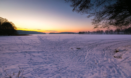 冷冻和雪湖的夕阳的天空