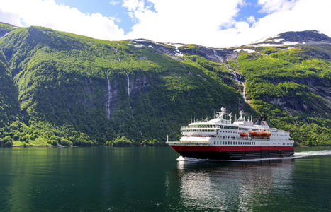 船舶在挪威峡湾