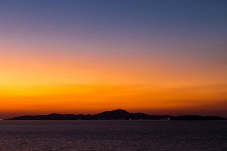 岛屿和海在日落的时候