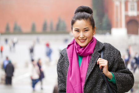 年轻的亚裔女子走在俄罗斯春城