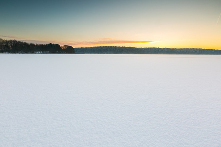 冷冻和雪湖的夕阳的天空