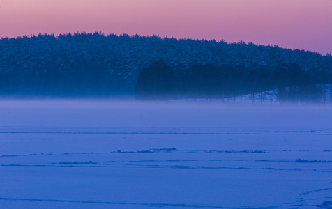 冷冻和雪湖的夕阳的天空