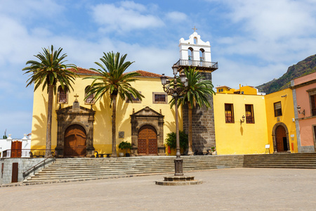 在加拉奇科与 San Francisco，特内里费岛，西班牙修道院的主要广场