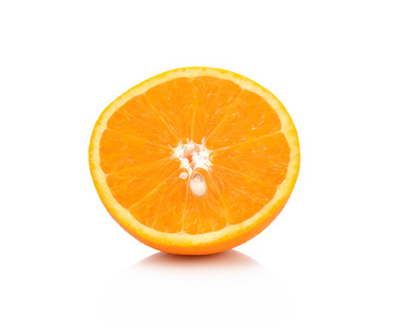 橙果一半白色背景上
