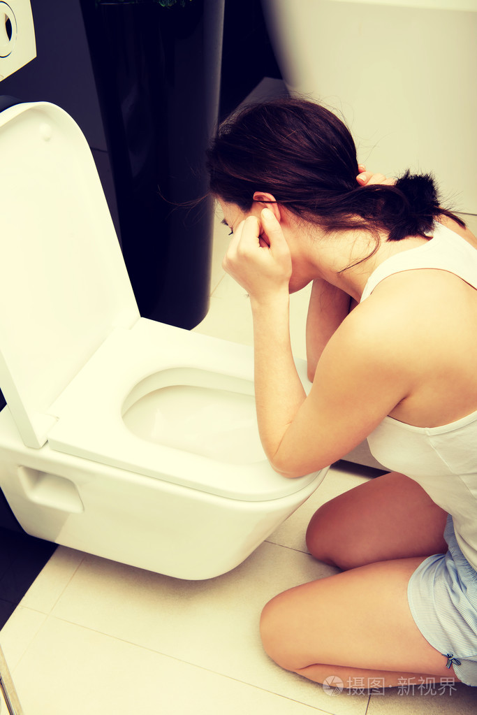 在厕所呕吐的女人