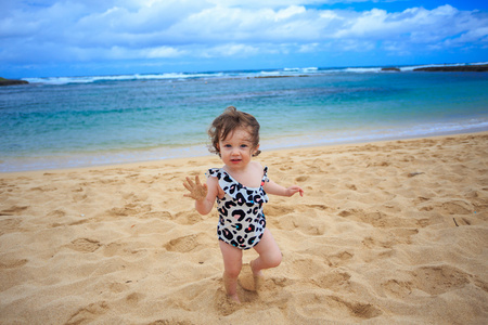 一岁女孩玩沙子