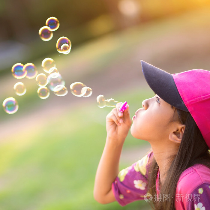吹肥皂泡照片-正版商用图片1lde68-摄图新视界