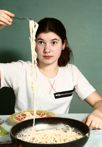 十几岁的女孩吃意大利面