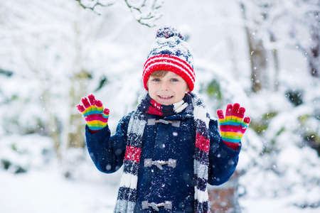 快乐的孩子在冬天玩雪