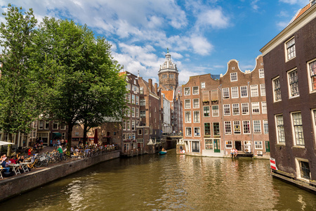 在阿姆斯特丹运河和圣尼古拉教堂