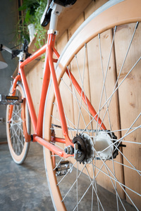 固定的齿轮自行车停放与木墙，关闭了图像