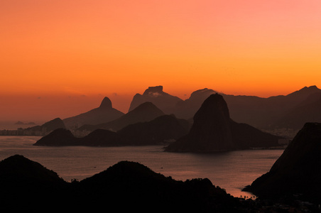 如诗如画的夕阳翻山越岭