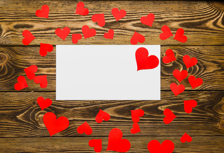 假期浪漫结婚情人节一天背景与木制的桌子上的小小的纸心和消息卡