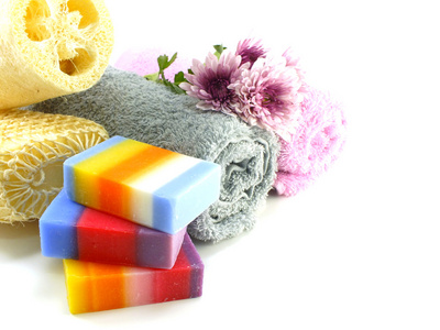 天然彩色混合水果肥皂用毛巾和丝瓜清洗