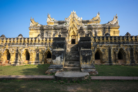 英瓦阿瓦古城的马哈昂蒙米邦赞修道院