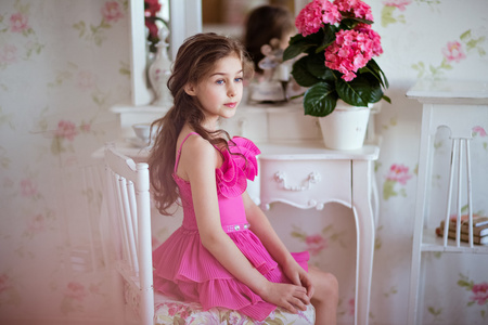 华丽的头发在粉红色的可爱的小宝贝女孩肖像穿我照片