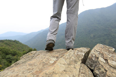 女人在山的徒步旅行者