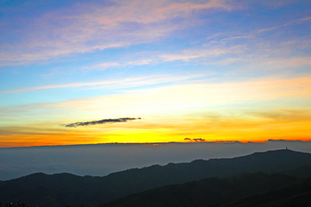 早上阳光掠过雾森林国家公园，泰国