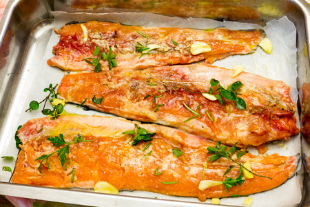 鲑鳟鱼准备煮熟的烤箱