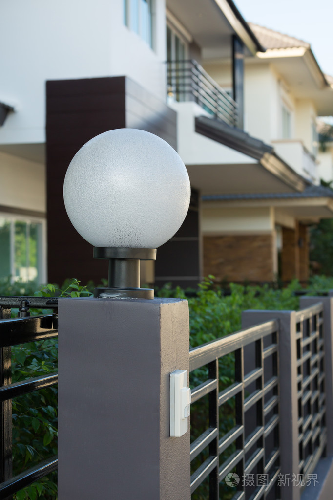 在装修住宅大门上的灯