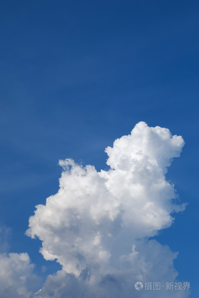 大积云在晴朗的蓝天背景
