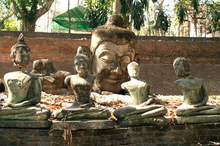 在 Wat Umong 蒜 Puthatham 泰国古代户外佛