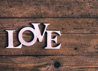 词 爱 在老的木板上。情人节那天