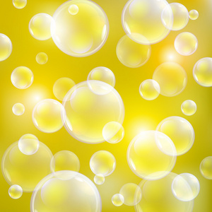 透明的肥皂泡泡。在黄色背景上的肥皂泡沫