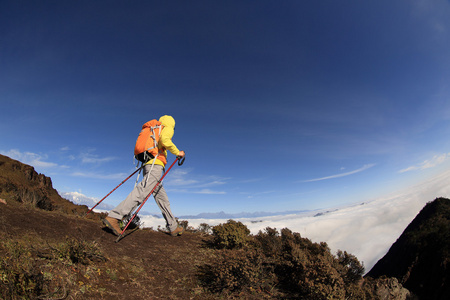 女背包客攀上高山