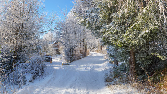 下雪在山区道路上阳光和寒冷的一天