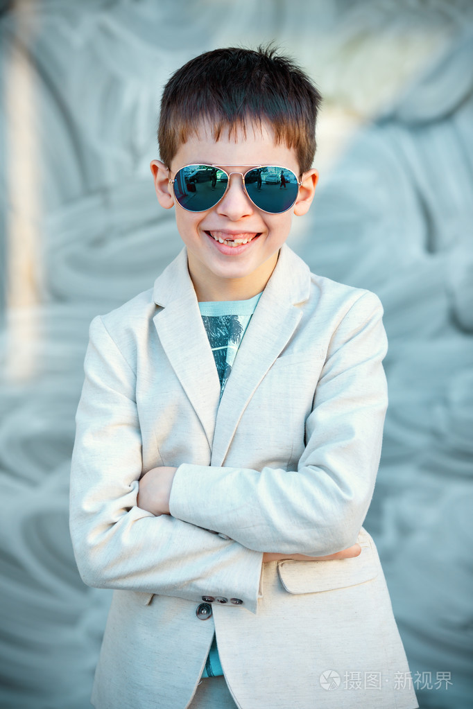 一套漂亮西装和眼镜的小男孩.回到学校.儿童肖像