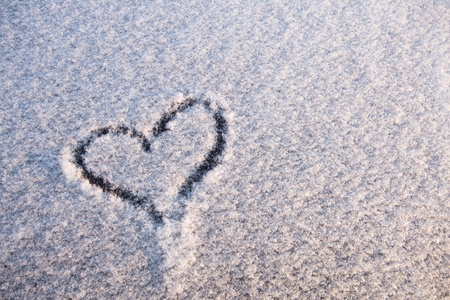 雪地心在洁白的雪地的心照片