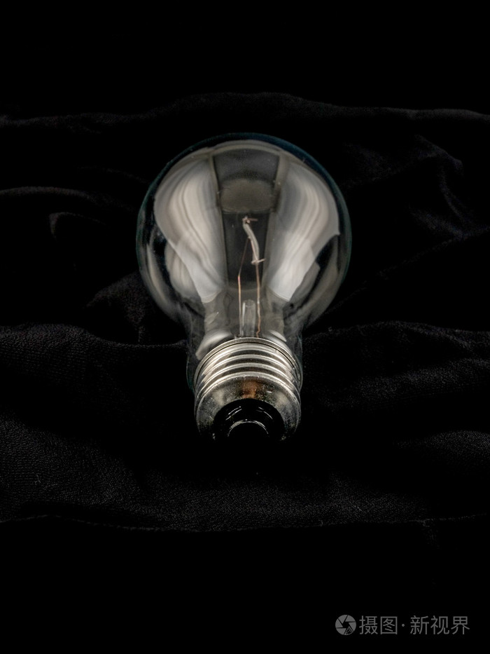 黑色布上的灯泡