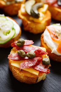 烧烤自助餐的 sudzhuk, 马, 牛肉干, 奶酪球, 熏香肠, 大蒜蒜, 烧烤