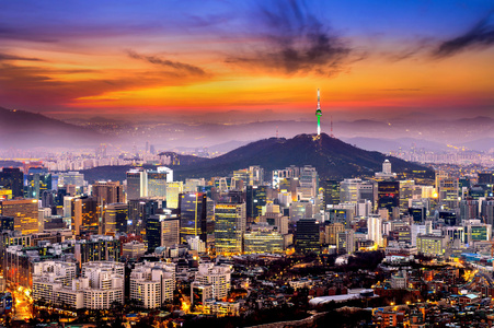市中心的城市景观和首尔塔在韩国首尔的视图