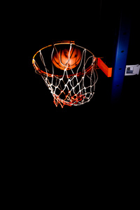 篮球罩在黑暗中图片