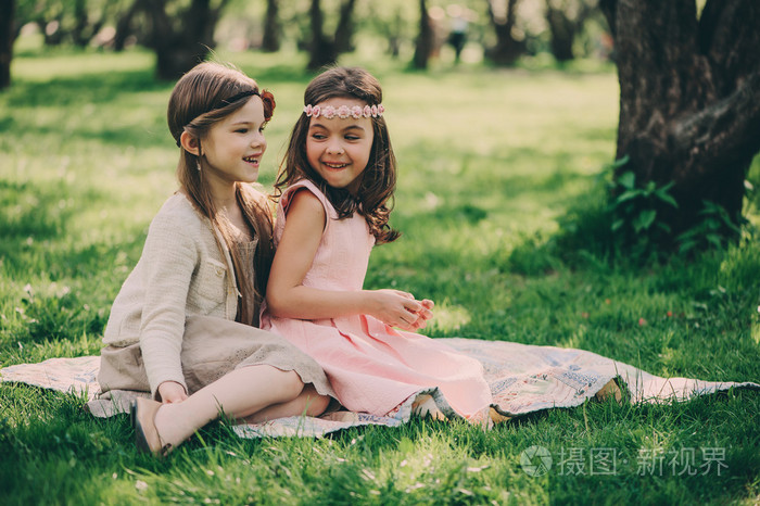 快乐的小女朋友在春天公园里一起玩耍.