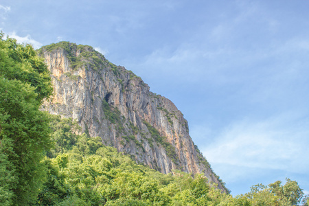 岩山和蓝色天空