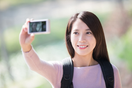 年轻女子微笑带自拍照