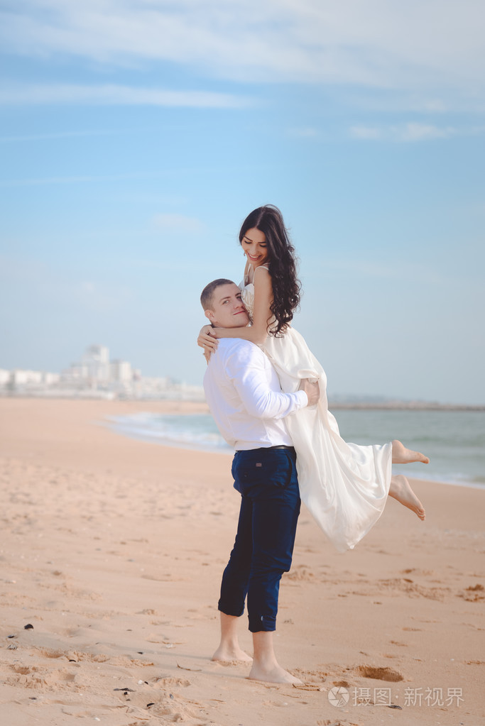 在沙滩上拥抱恩爱的夫妻的浪漫
