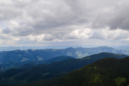 喀尔巴阡山 6 月