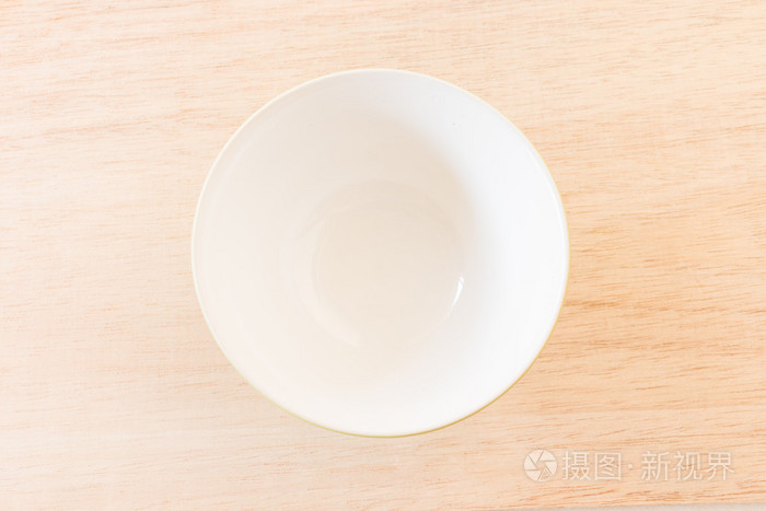 质朴的木制背景上的空碗