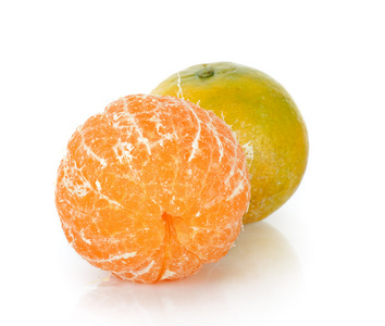 在白色的背景分离的橘